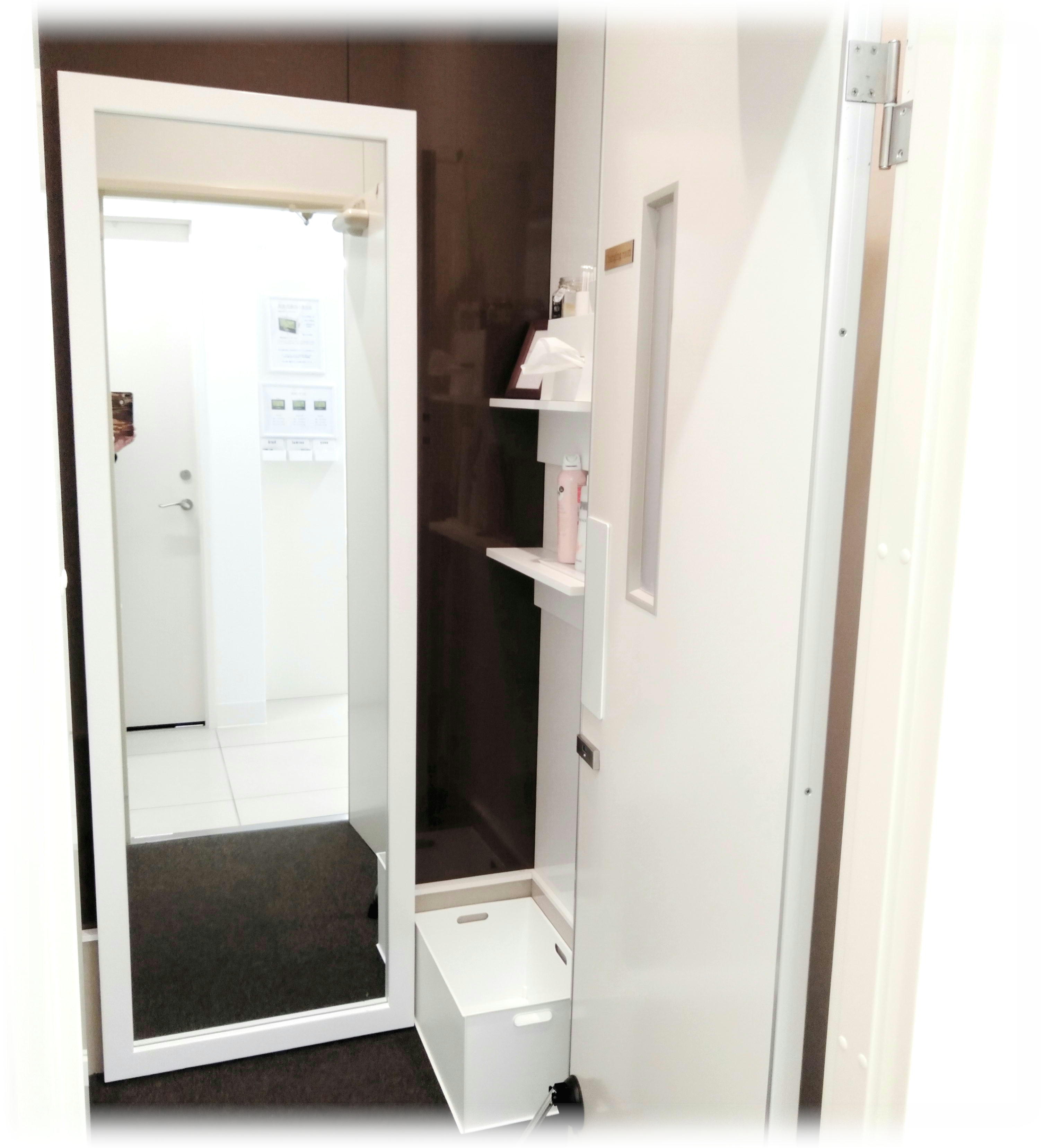 女性専用フィットネスジム『walk fit』の個室更衣室内の様子