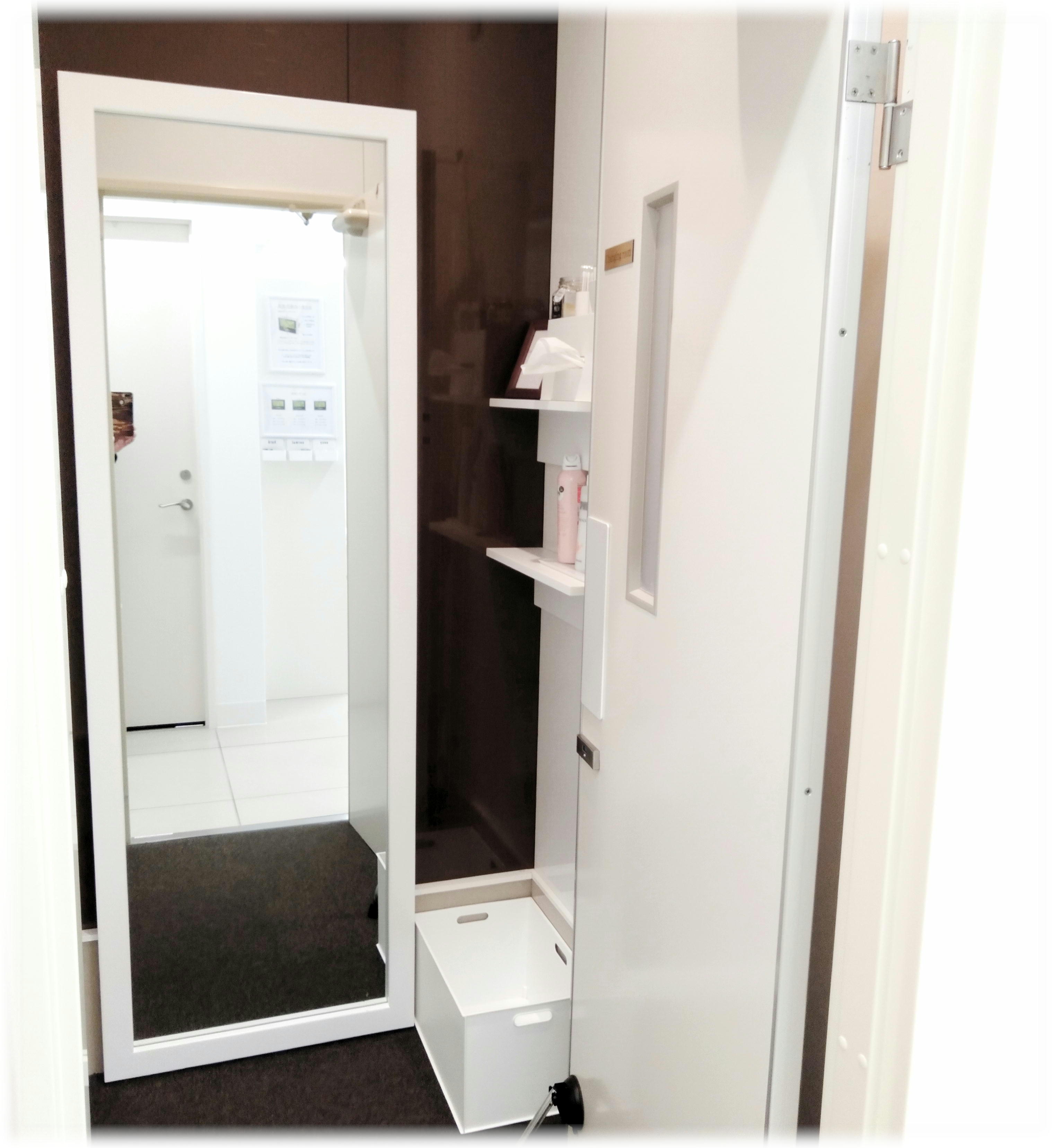 女性専用フィットネスジム『walk fit』の個室更衣室内の様子